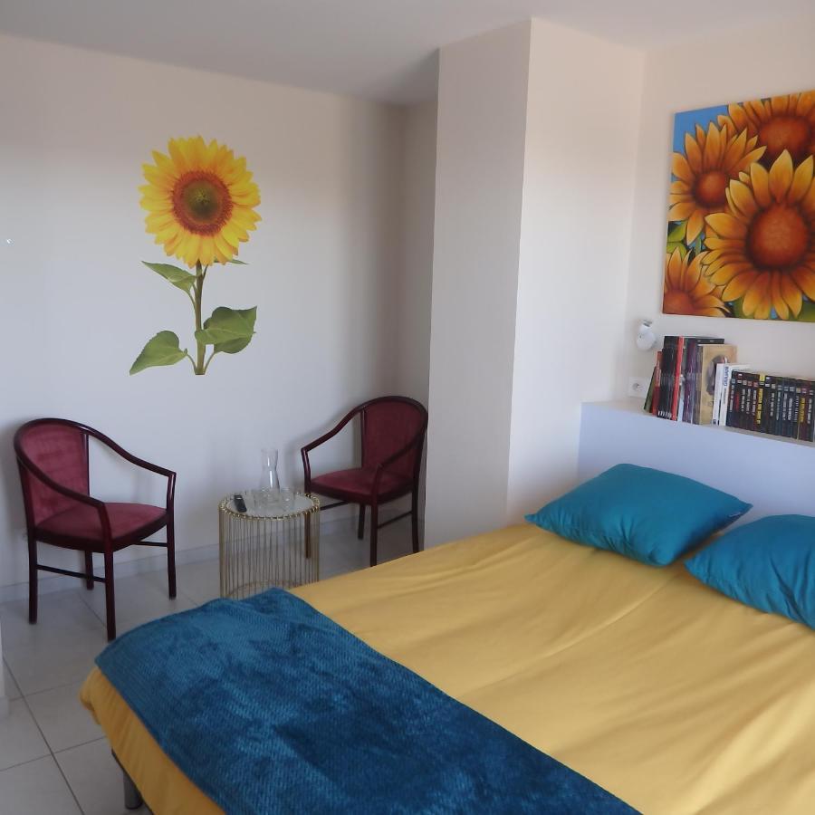 L'Oustal Des Fontanilles Bed & Breakfast กัสเตลโนดารี ภายนอก รูปภาพ